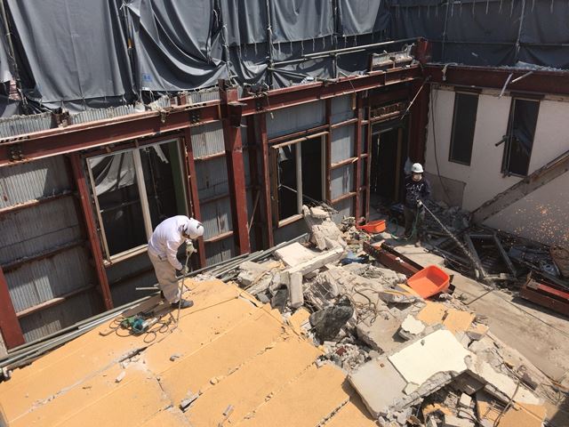東京都大田区西嶺町の 鉄骨陸屋根3階建て家屋解体工事中の様子です。